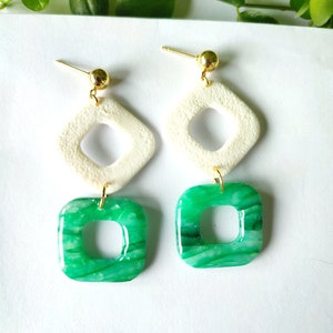 Boucles d'oreilles pendantes en argile polymère, blanc, vert, doré image 1