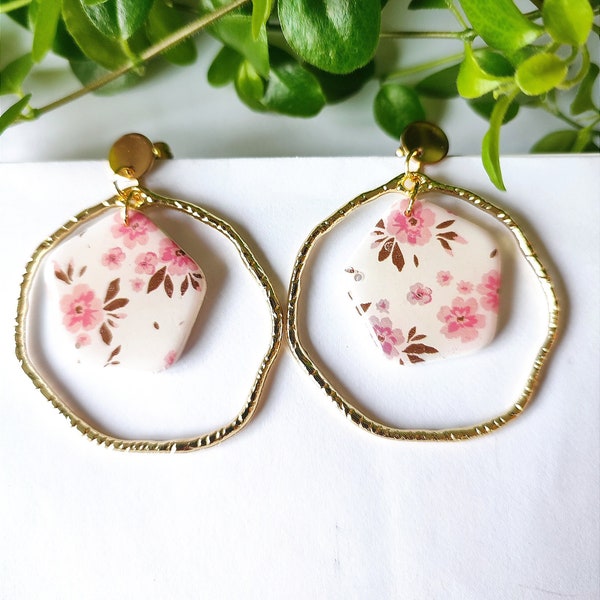 Boucles d'oreilles en argile polymère, rose, motifs fleuri