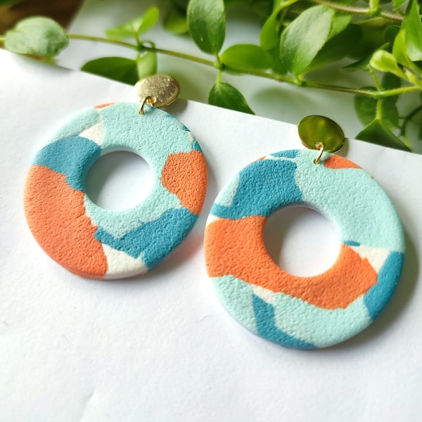 Boucles d'oreilles en argile polymère, blanc, bleu, blanc, corail