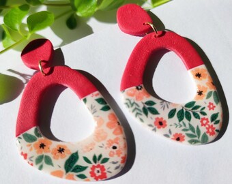 Boucles d'oreilles pendantes en argile polymère, rouge cerise, fleuri