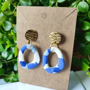 Boucles d'oreilles pendantes en argile polymère, bleu, blanc Modèle 2