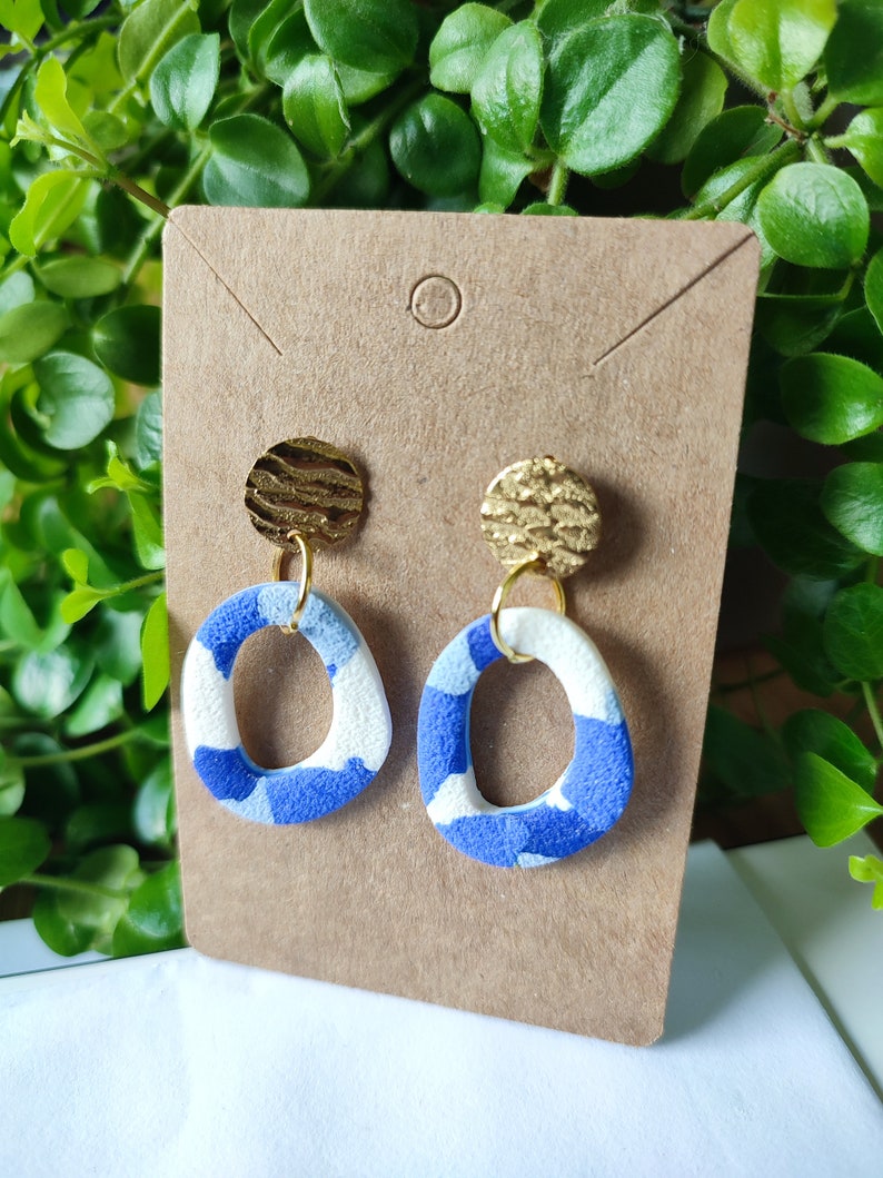 Boucles d'oreilles pendantes en argile polymère, bleu, blanc Modèle 2