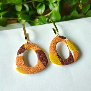 Boucles d'oreilles pendantes en argile polymère, corail, jaune et bronze image 3