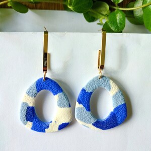Boucles d'oreilles pendantes en argile polymère, bleu, blanc Modèle 1
