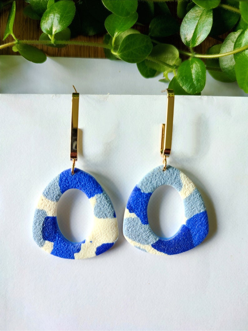 Boucles d'oreilles pendantes en argile polymère, bleu, blanc Modèle 1