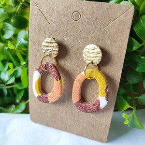 Boucles d'oreilles pendantes en argile polymère, corail, jaune et bronze Modèle 2