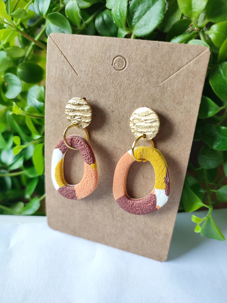 Boucles d'oreilles pendantes en argile polymère, corail, jaune et bronze Modèle 2