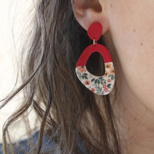 Boucles d'oreilles pendantes en argile polymère, rouge cerise, fleuri image 4