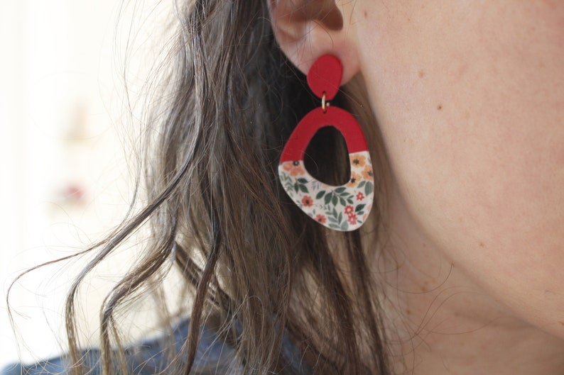 Boucles d'oreilles pendantes en argile polymère, rouge cerise, fleuri image 4