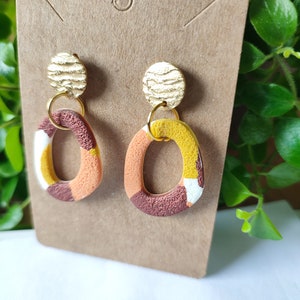 Boucles d'oreilles pendantes en argile polymère, corail, jaune et bronze image 2