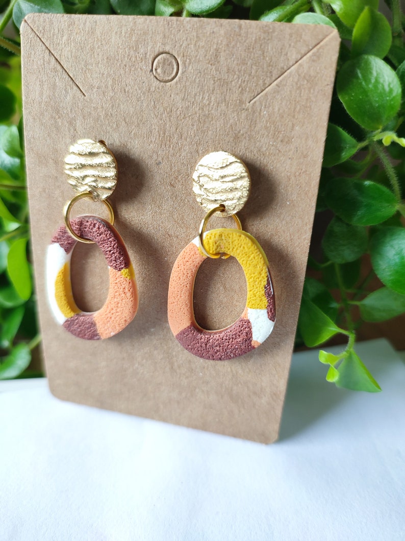 Boucles d'oreilles pendantes en argile polymère, corail, jaune et bronze image 2