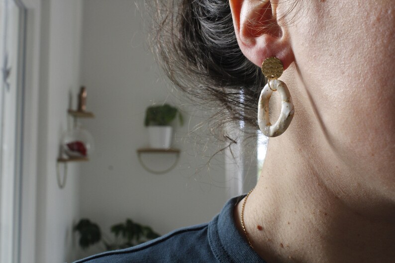 Boucles d'oreilles pendantes en argile polymère, bleu, blanc image 5