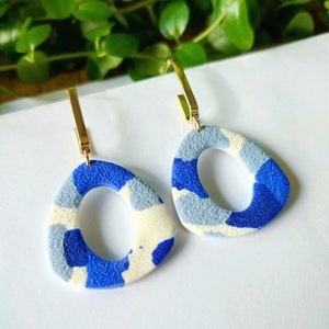 Boucles d'oreilles pendantes en argile polymère, bleu, blanc image 6