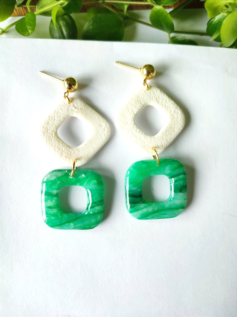 Boucles d'oreilles pendantes en argile polymère, blanc, vert, doré image 1