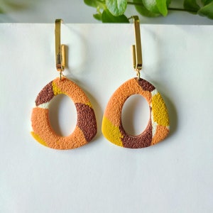 Boucles d'oreilles pendantes en argile polymère, corail, jaune et bronze Modèle 1