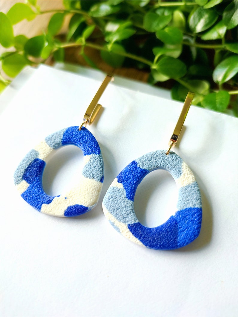 Boucles d'oreilles pendantes en argile polymère, bleu, blanc image 7