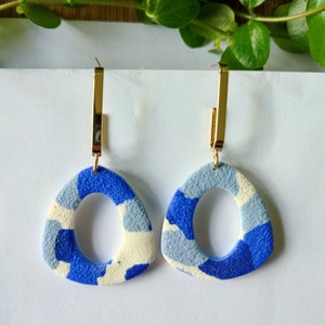 Boucles d'oreilles pendantes en argile polymère, bleu, blanc image 2