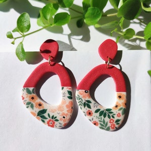 Boucles d'oreilles pendantes en argile polymère, rouge cerise, fleuri image 2