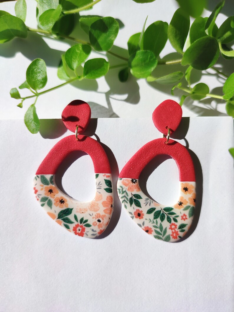 Boucles d'oreilles pendantes en argile polymère, rouge cerise, fleuri image 2