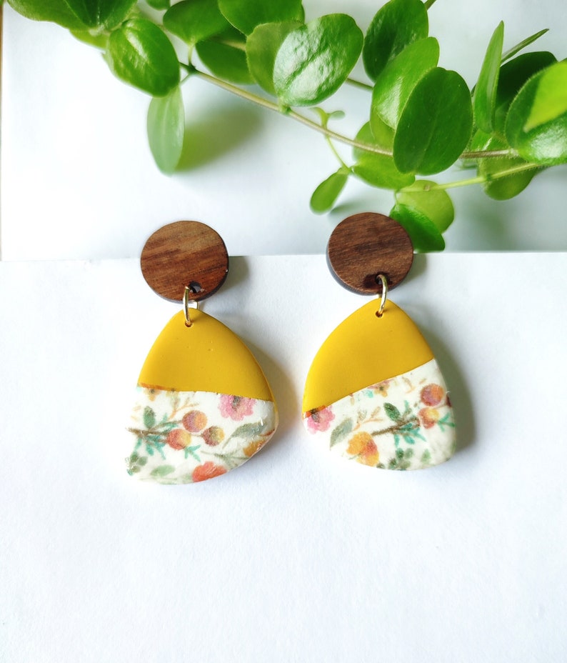 Boucles d'oreilles pendantes en argile polymère, bois, jaune, fleurs, fleurie image 1