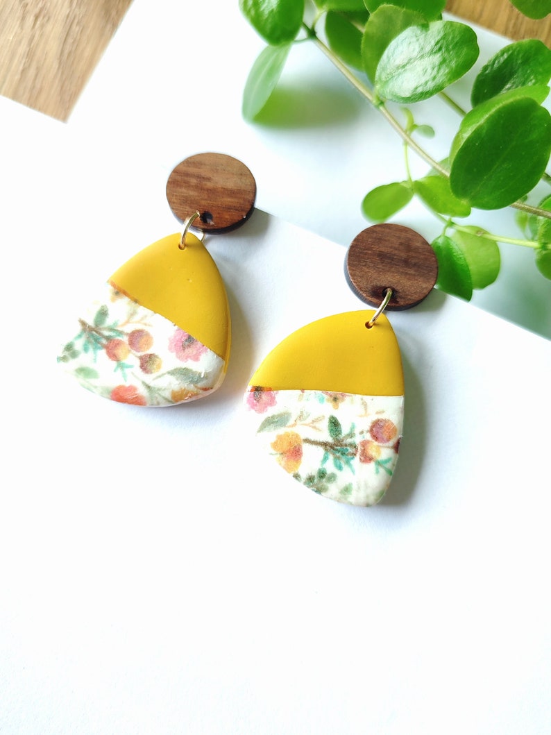 Boucles d'oreilles pendantes en argile polymère, bois, jaune, fleurs, fleurie image 2