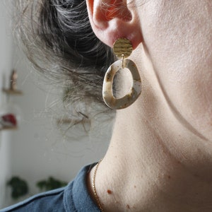 Boucles d'oreilles pendantes en argile polymère, corail, jaune et bronze image 8