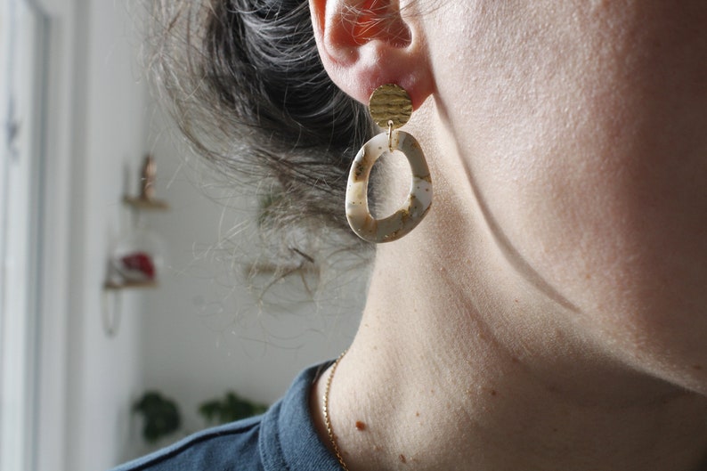Boucles d'oreilles pendantes en argile polymère, corail, jaune et bronze image 8