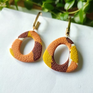 Boucles d'oreilles pendantes en argile polymère, corail, jaune et bronze image 5