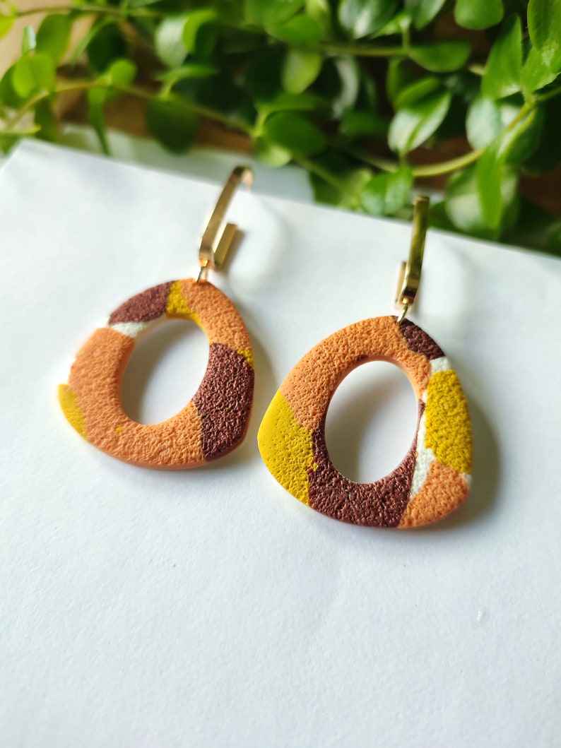 Boucles d'oreilles pendantes en argile polymère, corail, jaune et bronze image 5