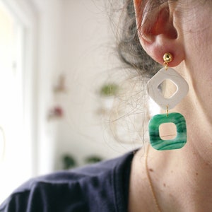 Boucles d'oreilles pendantes en argile polymère, blanc, vert, doré image 2