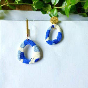 Boucles d'oreilles pendantes en argile polymère, bleu, blanc image 1