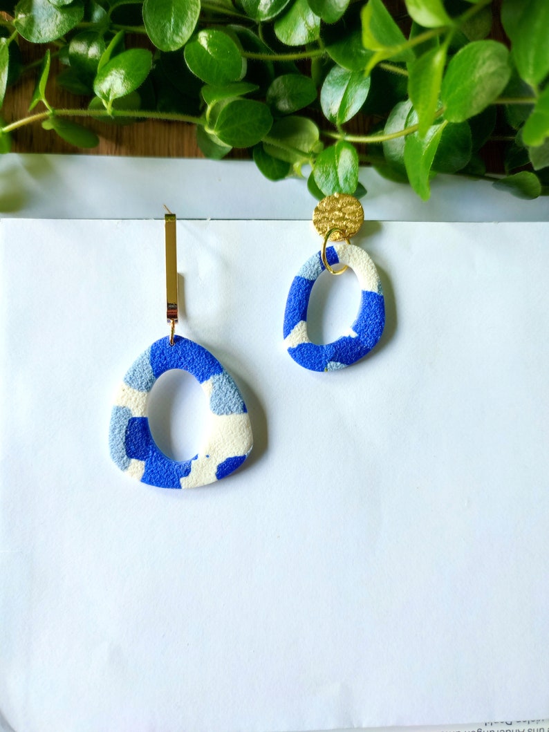 Boucles d'oreilles pendantes en argile polymère, bleu, blanc image 1