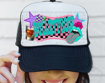 Pode incluir: Um boné de caminhoneiro preto com uma malha branca nas costas. A frente do boné apresenta um design gráfico colorido com o texto "Rollin'" em uma fonte retrô, um copo de uísque, uma flor rosa e uma língua para fora.