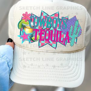 Może przedstawiać: Biała czapka trucker z kolorową grafiką, na której widnieje napis "Cowboys & Tequila". Grafika zawiera kaktusa, szklankę margarity i gwiazdę.