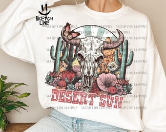 Könnte beinhalten: Weißes Sweatshirt mit einem Grafikdruck eines Schädels mit Geweih, Kakteen, Blumen und dem Text "Desert Sun".