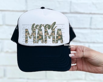 Feral Mama Trucker Hat-patch png-ontwerp, Camo Trucker Hat-patch png downloaden, Mama Trucker Hat-patch, Camo png, trendy truckerhoed png