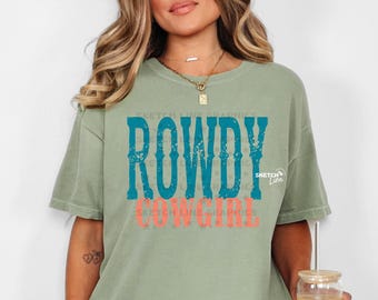 Diseño de camiseta de vaquera alborotada (Png), camiseta de vaquera alborotada (Png digital), camiseta de vaquero campestre (Png), diseño occidental de tendencia (Png), concierto campestre (Png)