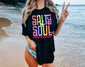 Diseño de camiseta Salty Soul (Png), Vibras de verano retro (Png digital), Diseño de verano moderno, Camiseta de verano bonita, Verano femenino (Png), Verano a cuadros (Png)
