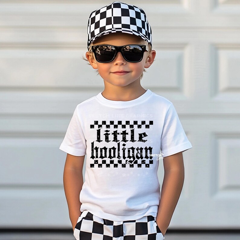 K&ouml;nnte beinhalten: Ein wei&szlig;es T-Shirt mit einem schwarz-wei&szlig;en Karomuster und dem Text "little hooligan" in Schwarz. Das Shirt wird von einem Kind getragen, das eine schwarz-wei&szlig;e karierte M&uuml;tze und eine schwarze Sonnenbrille tr&auml;gt.