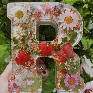 Letras de resina con flores personalizables con purpurina y opciones de lámina: decoración floral personalizada para el hogar o regalos.