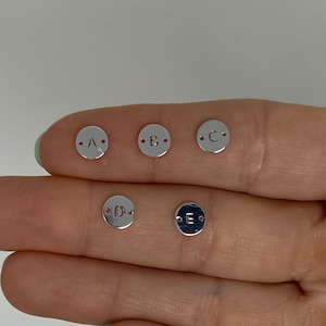 Dije de letra de plata esterlina, dije de conector de disco del alfabeto, joyería permanente, dije de conector del alfabeto, joyería con letras, dije pequeño de plata esterlina