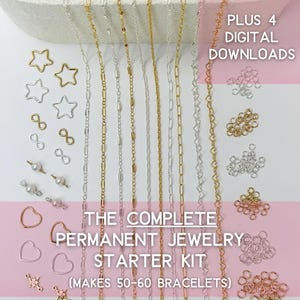 Op de afbeelding: Een complete starterkit voor permanente sieraden met diverse kettingen, bedels en verbindingsringen in goud, zilver en roségoud. De kit bevat ster-, oneindigheids-, hart- en andere vormige bedels. De tekst op de afbeelding luidt "PLUS 4 DIGITAL DOWNLOADS" en "THE COMPLETE PERMANENT JEWELRY STARTER KIT".