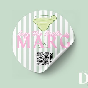 Op de afbeelding: Een ronde sticker met groene en witte strepen. Er staat "buy the bride a MARG" op in roze letters. Er is een margarita-glas met een limoenwig erop afgebeeld. Een QR-code bevindt zich in de rechterbenedenhoek. De sticker is gedeeltelijk losgekomen.