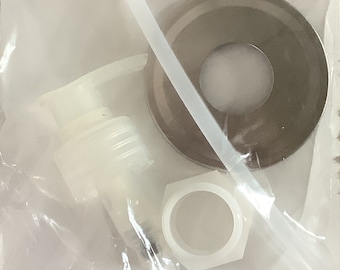 Puede incluir: Un kit de dispensador de bomba de plástico blanco para frascos de albañil. El kit incluye una bomba, un anillo de plástico blanco, un tubo de plástico transparente y un anillo de metal plateado. El empaque dice "Transform Mason" y "Kit de inserción de bomba".