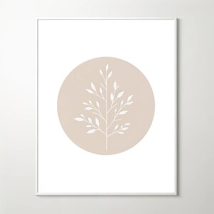 Könnte beinhalten: Ein minimalistischer Kunstdruck mit einem weißen, stilisierten Zweig mit Blättern auf einem hellbeigen Kreis-Hintergrund.