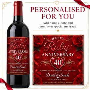 Op de afbeelding: Een wijnfles met een rood etiket met de tekst Happy Ruby Anniversary, een hartvormige robijngrafiek met het getal 40 en de namen David & Sarah. Het etiket bevat de tekst Celebrating 40 wonderful years together en Est. 18th June 1984.
