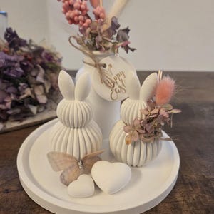 Easter decoration: Decorative plate for spring or Easter as a gift with vase, dried flowers, Easter egg and bunny...also as a souvenir from Raysin