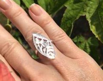 Elegante anillo floral ajustable de plata de ley: diseño artesanal inspirado en la naturaleza.