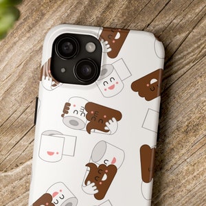 Op de afbeelding: Een witte telefoonhoes met een herhalend patroon van bruine poep-emojis en witte toiletpapierrollen met gezichten. De toiletpapierrollen knuffelen de poep-emojis.