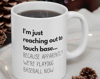 Touch Base Mug Arbeit sarkastische lustige Kaffeetasse, tolles Geschenk für die Feiertage, Mitarbeiter Büro Arbeitsplatz Geschenk, lustige Kaffeetasse 11 Unze